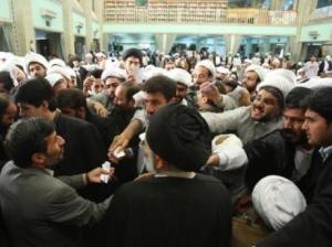 روحانیون حامی خامنه‌ای از احمدی‌نژاد خشمگین هستند جنجال کمک ۷۶۰ میلیاردی دولت به روحانیون